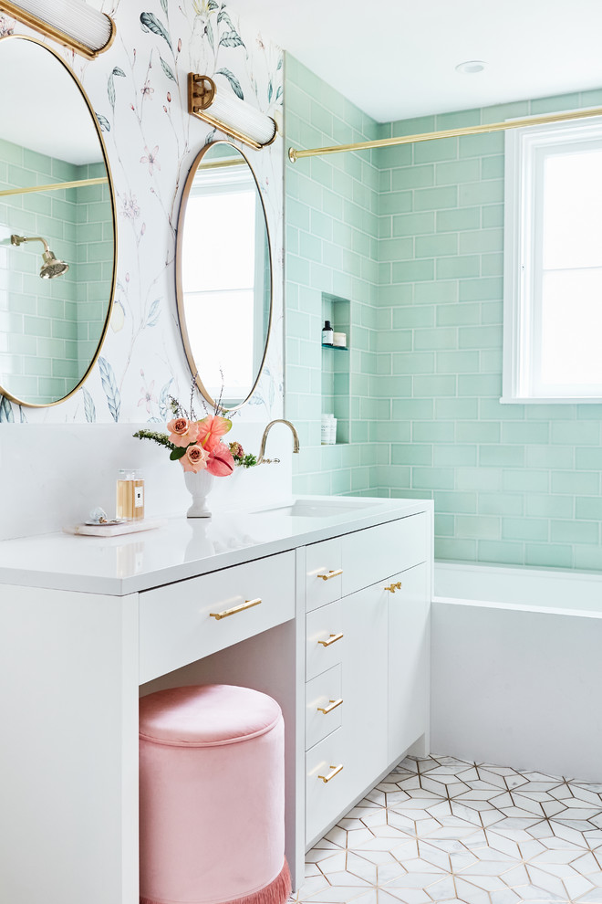 Идея дизайна: маленькая ванная комната в стиле неоклассика (современная классика) с белыми фасадами, душем над ванной, зеленой плиткой, керамической плиткой, полом из керамической плитки, душевой кабиной, шторкой для ванной, белой столешницей, плоскими фасадами, ванной в нише, разноцветными стенами, врезной раковиной и белым полом для на участке и в саду