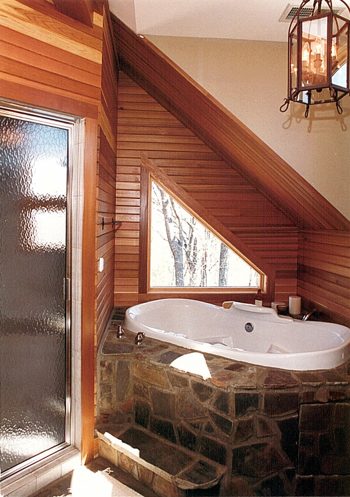 Стильный дизайн: маленькая баня и сауна в стиле фьюжн с накладной ванной, бежевыми стенами и полом из сланца для на участке и в саду - последний тренд