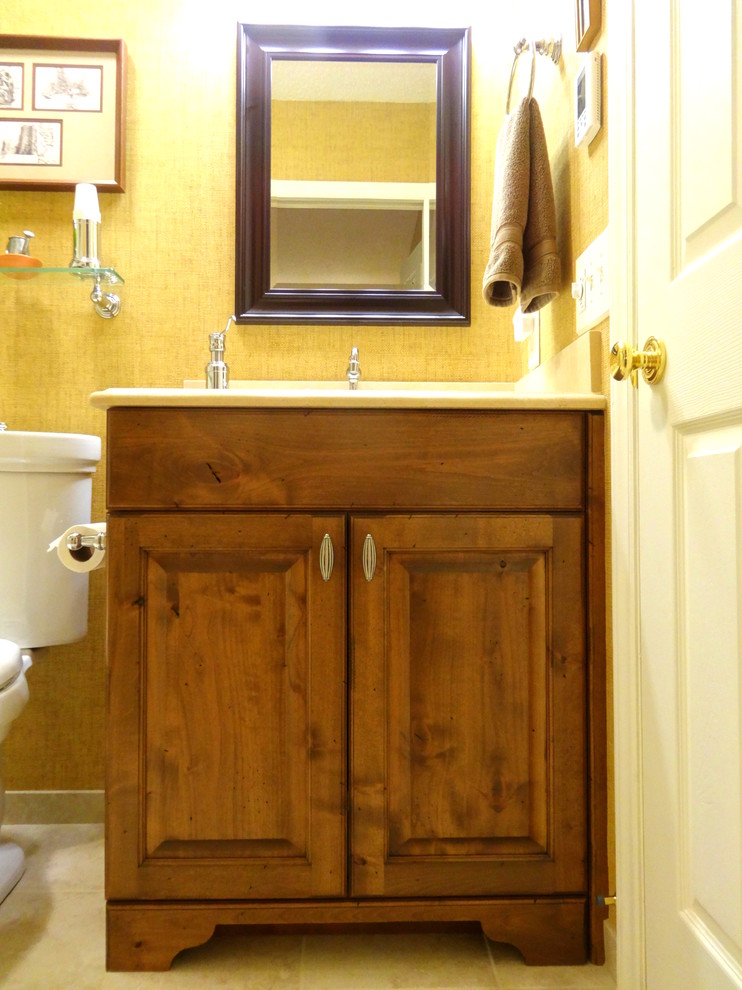 Cette image montre une petite salle d'eau ethnique en bois brun avec un lavabo encastré, un placard avec porte à panneau surélevé, un plan de toilette en granite, une baignoire en alcôve, un combiné douche/baignoire, WC séparés, un carrelage beige, des carreaux de céramique, un mur beige et un sol en carrelage de céramique.