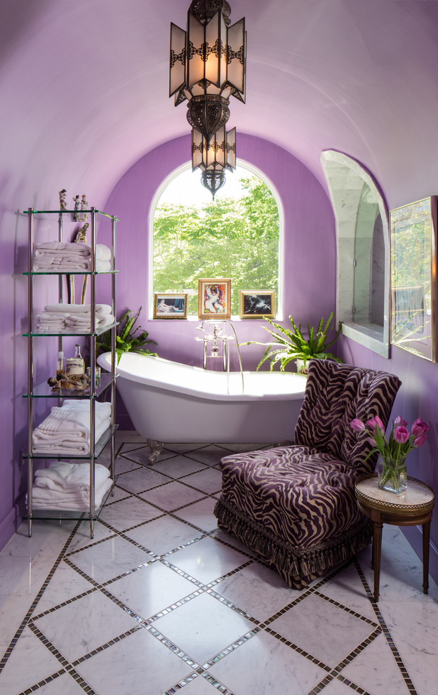 На фото: главная ванная комната в средиземноморском стиле с отдельно стоящей ванной, разноцветной плиткой и фиолетовыми стенами