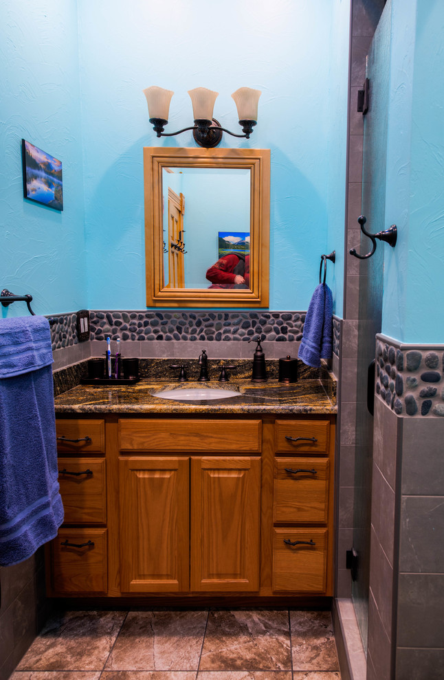 Пример оригинального дизайна: главная ванная комната среднего размера в классическом стиле с фасадами с выступающей филенкой, фасадами цвета дерева среднего тона, двойным душем, раздельным унитазом, черно-белой плиткой, керамогранитной плиткой, синими стенами, полом из керамогранита, столешницей из гранита и врезной раковиной