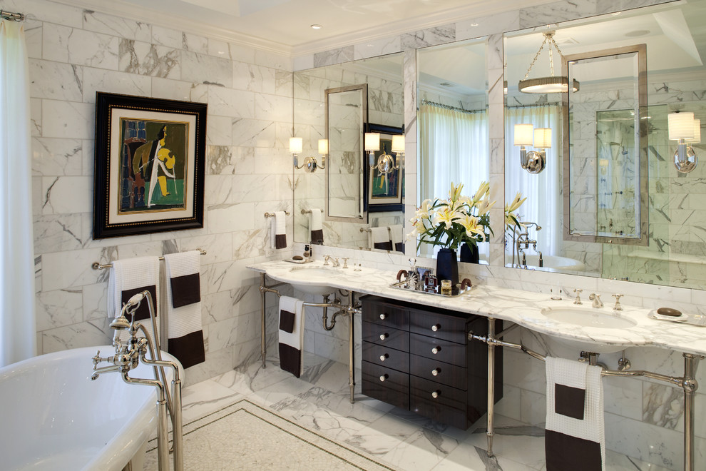 Foto på ett vintage badrum, med ett fristående badkar, marmorbänkskiva och marmorkakel