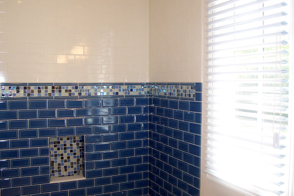 Mittelgroßes Klassisches Kinderbad mit Badewanne in Nische, Duschbadewanne, blauen Fliesen, Metrofliesen, blauer Wandfarbe und Porzellan-Bodenfliesen in Chicago