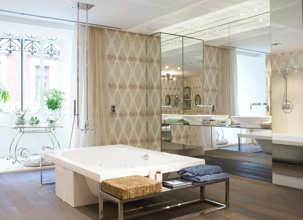 На фото: большая ванная комната в стиле неоклассика (современная классика) с бежевой плиткой и плиткой мозаикой
