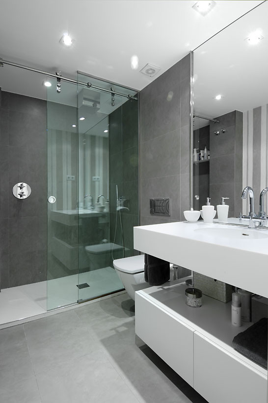 На фото: серо-белая ванная комната в стиле модернизм