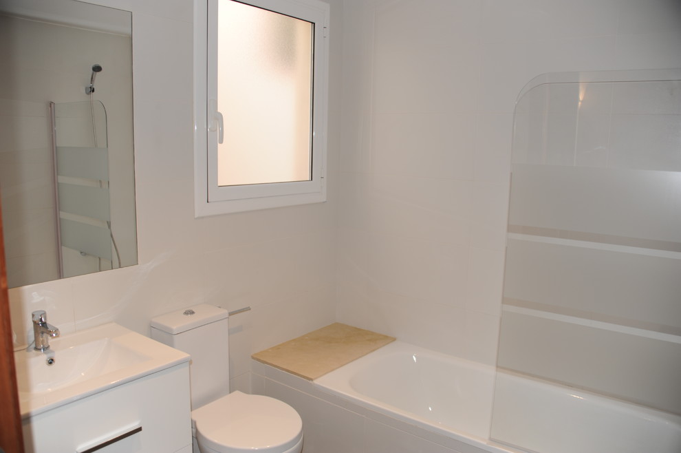 Esempio di una stanza da bagno con doccia minimal di medie dimensioni con WC a due pezzi, piastrelle bianche, piastrelle in ceramica, pareti bianche e pavimento con piastrelle in ceramica