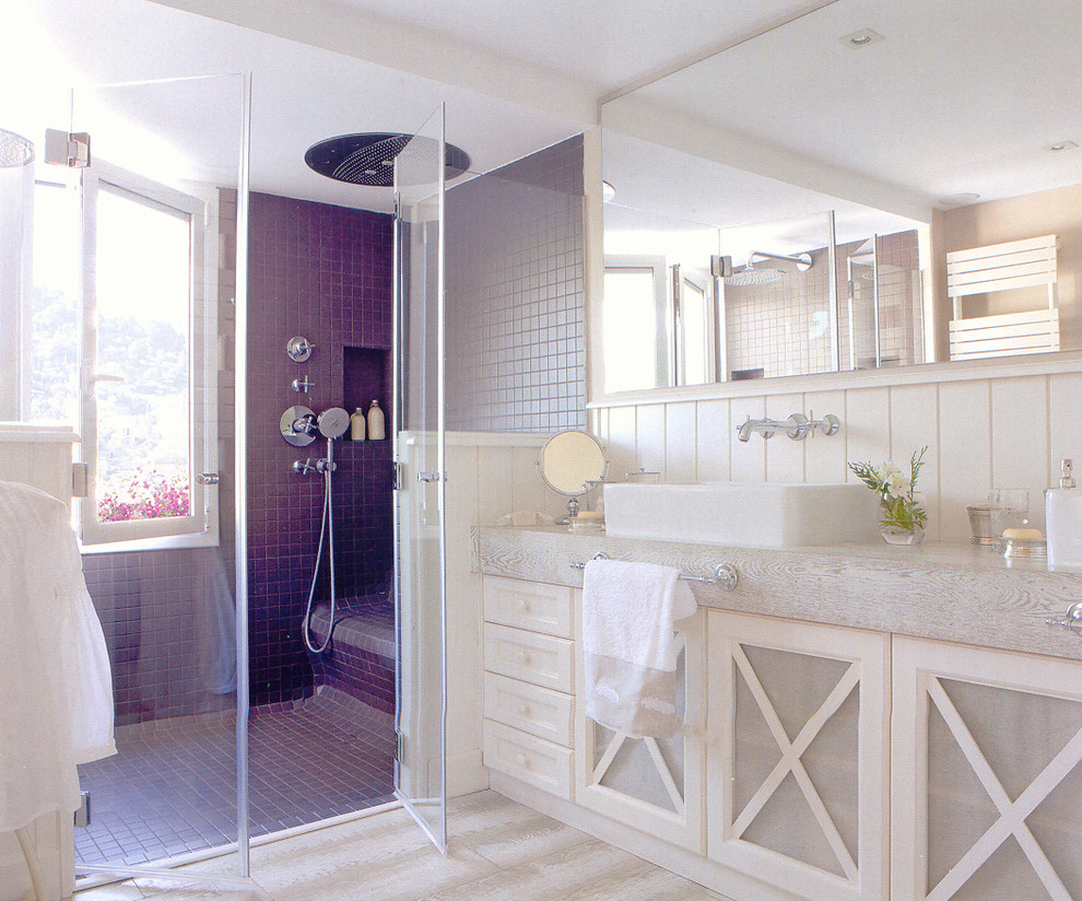 Diseño de cuarto de baño principal clásico renovado de tamaño medio con puertas de armario de madera clara, encimera de madera, sanitario de dos piezas, baldosas y/o azulejos blancos, paredes blancas y suelo de madera pintada