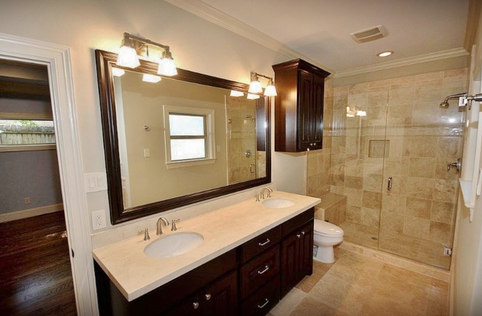 Esempio di una stanza da bagno padronale chic di medie dimensioni con pavimento in marmo, lavabo sottopiano, ante con riquadro incassato, ante in legno bruno, top in granito, doccia alcova e WC monopezzo