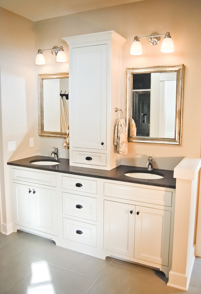 Idéer för mellanstora vintage en-suite badrum, med möbel-liknande, vita skåp, bänkskiva i kvarts, en öppen dusch, grå kakel, porslinskakel och beige väggar