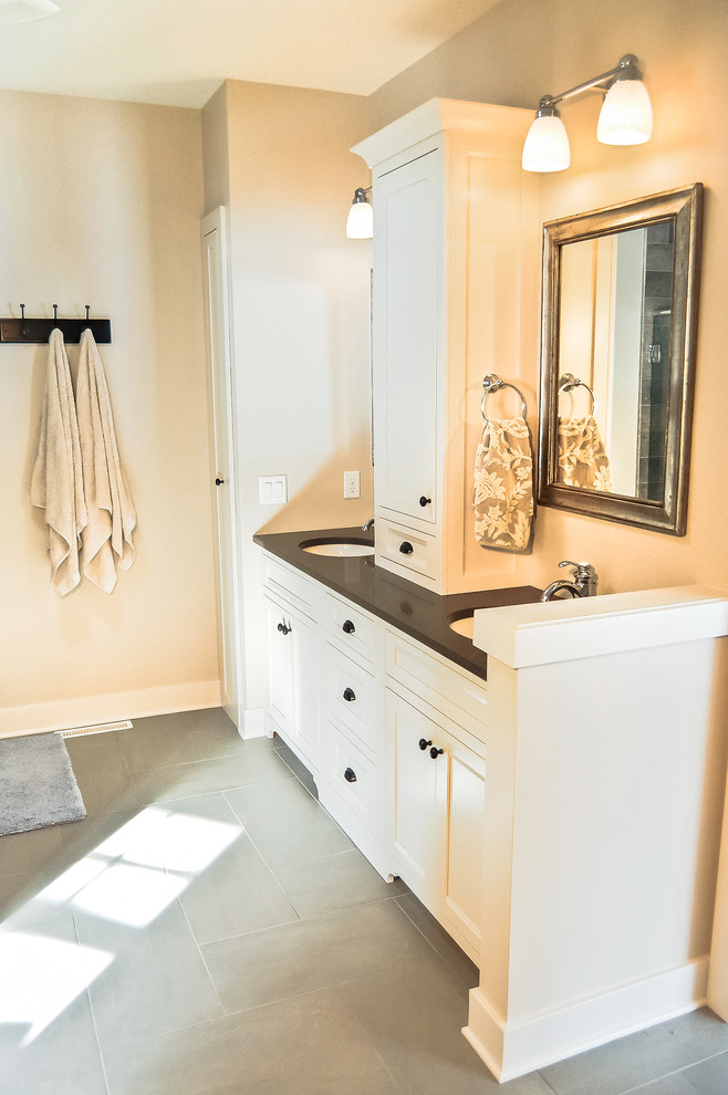 Idéer för att renovera ett mellanstort vintage en-suite badrum, med möbel-liknande, vita skåp, bänkskiva i kvarts, en öppen dusch, grå kakel, porslinskakel och beige väggar