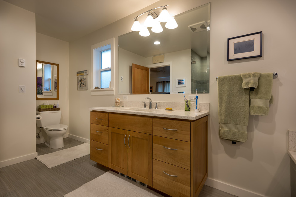 Свежая идея для дизайна: главная ванная комната в современном стиле с фасадами в стиле шейкер, светлыми деревянными фасадами, столешницей из искусственного кварца, накладной ванной, зеленой плиткой и керамической плиткой - отличное фото интерьера