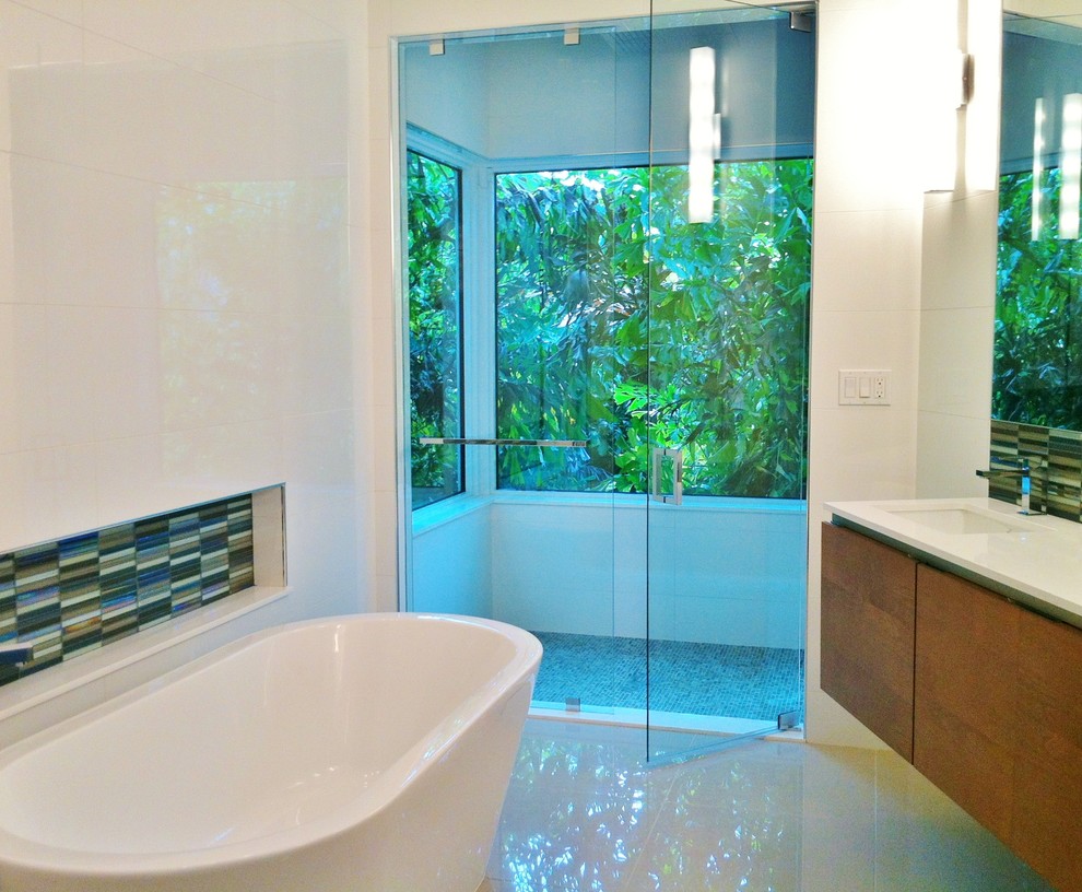 Ejemplo de cuarto de baño actual con bañera exenta y ducha empotrada