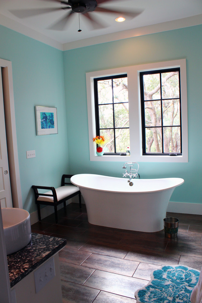 Freestanding bathtub photo in Charleston