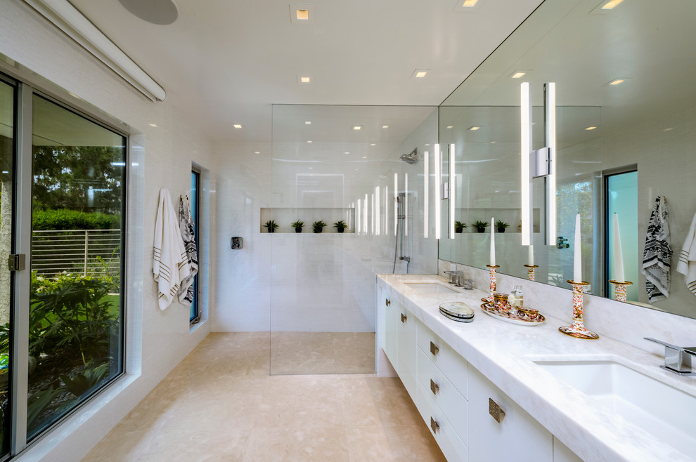Idéer för ett modernt badrum med dusch, med släta luckor, vita skåp, en kantlös dusch, ett undermonterad handfat och med dusch som är öppen