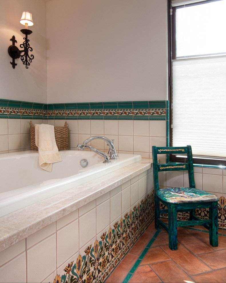Inredning av ett medelhavsstil badrum, med ett platsbyggt badkar, flerfärgad kakel, vita väggar och klinkergolv i terrakotta