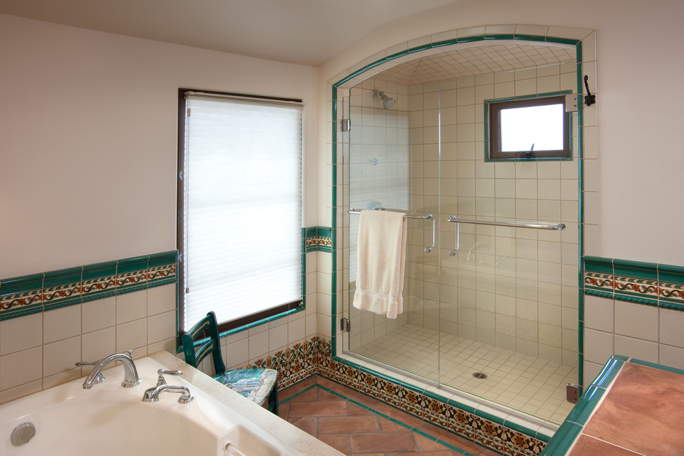 Mediterranes Badezimmer mit Duschnische, farbigen Fliesen, Keramikfliesen, weißer Wandfarbe und Terrakottaboden in San Diego