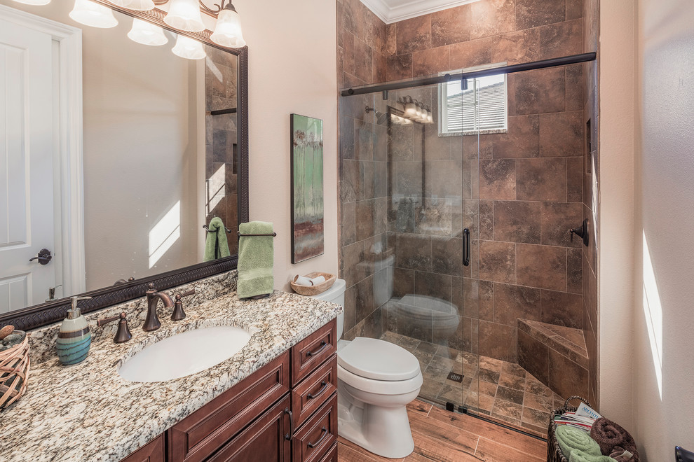 Idéer för att renovera ett amerikanskt badrum med dusch, med skåp i mellenmörkt trä och granitbänkskiva