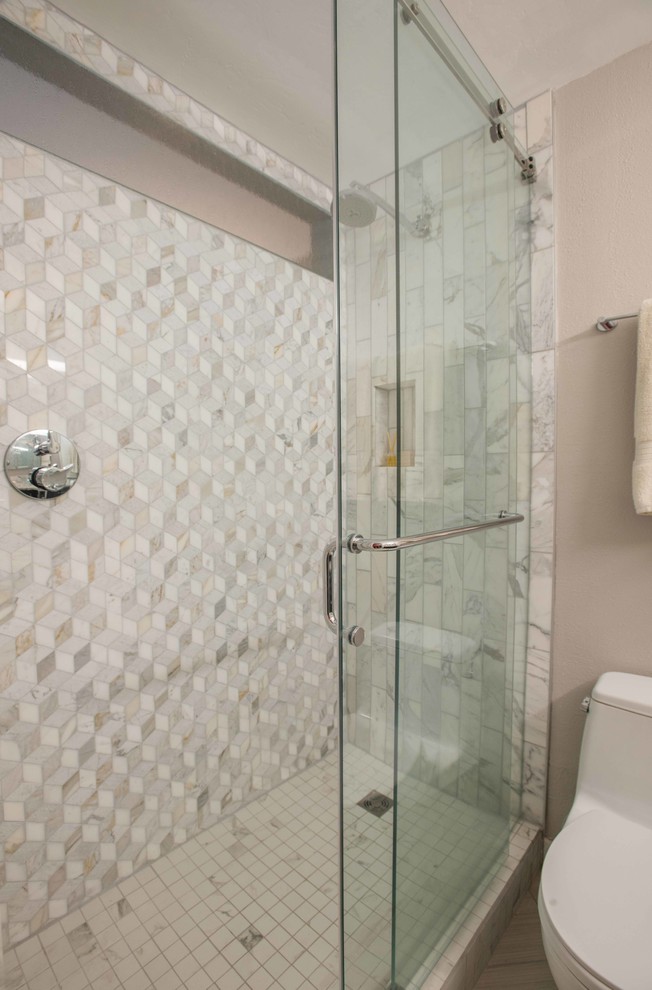 Bild på ett litet funkis badrum med dusch, med släta luckor, svarta skåp, en toalettstol med hel cisternkåpa, vit kakel, stenkakel, ett fristående handfat, granitbänkskiva, en dusch i en alkov, beige väggar, vinylgolv, beiget golv och dusch med skjutdörr
