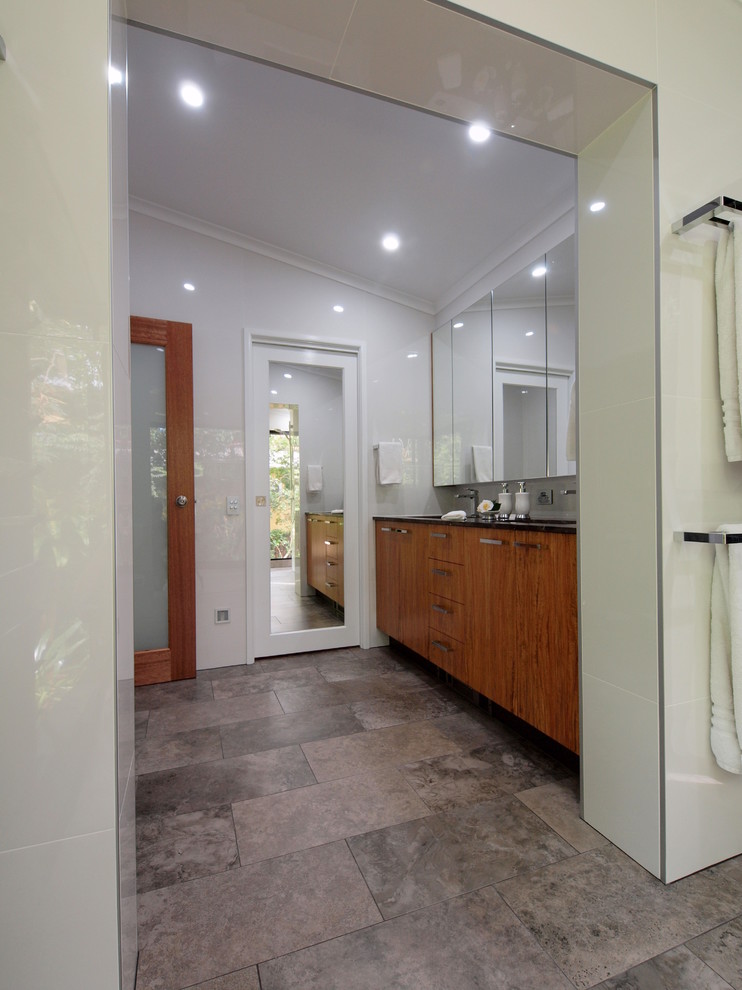 Cette photo montre une grande salle de bain principale moderne avec une baignoire indépendante, une douche ouverte, un carrelage blanc, des carreaux de porcelaine, un sol en marbre, un lavabo encastré, un plan de toilette en quartz modifié et aucune cabine.