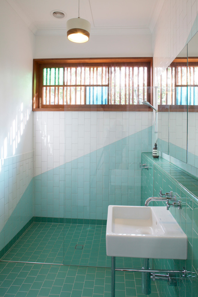 Bild på ett mellanstort funkis en-suite badrum, med ett väggmonterat handfat, kaklad bänkskiva, en öppen dusch, grön kakel, keramikplattor, vita väggar och klinkergolv i keramik