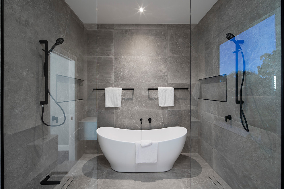 Esempio di una stanza da bagno design con piastrelle grigie, piastrelle in pietra, pareti grigie, pavimento in cemento e pavimento grigio