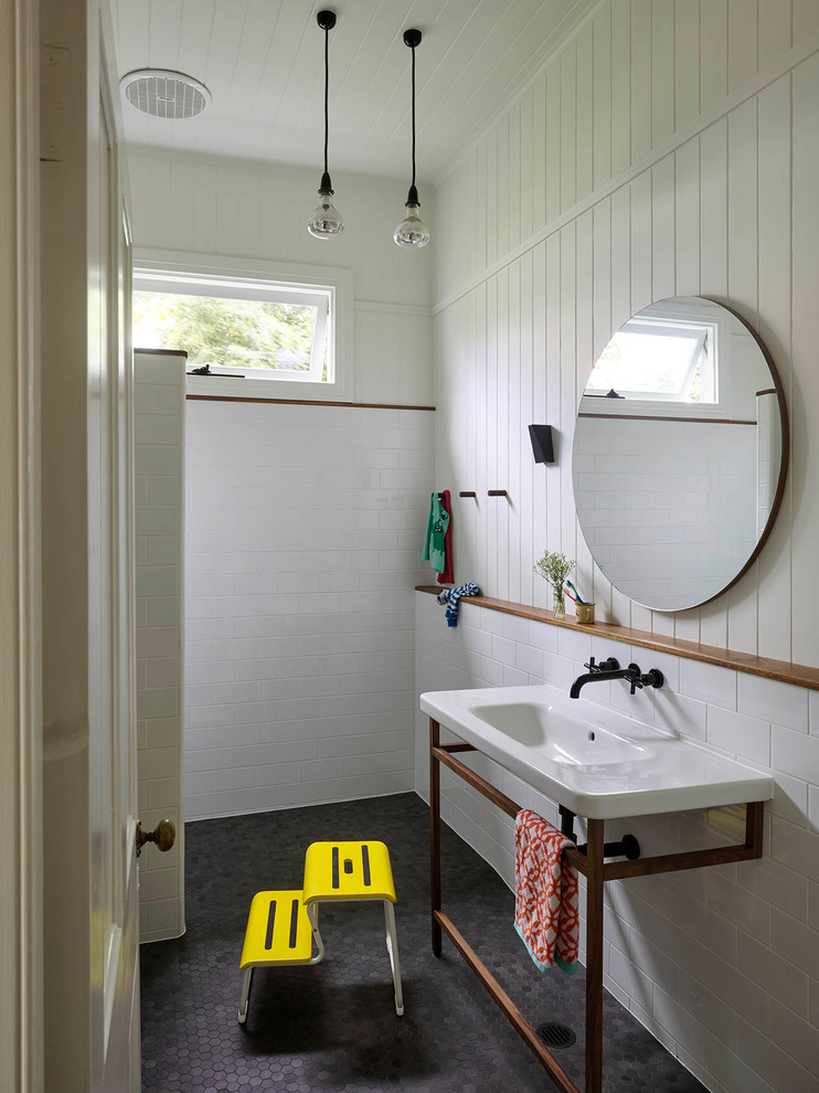 Idee per una stanza da bagno per bambini contemporanea con piastrelle bianche, piastrelle in ceramica, pareti bianche, pavimento con piastrelle a mosaico, lavabo sospeso e top in legno