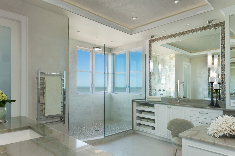 Maritimes Badezimmer En Suite mit Schrankfronten mit vertiefter Füllung, weißen Schränken, Duschnische, grauen Fliesen, Unterbauwaschbecken, beiger Wandfarbe und offener Dusche in Miami