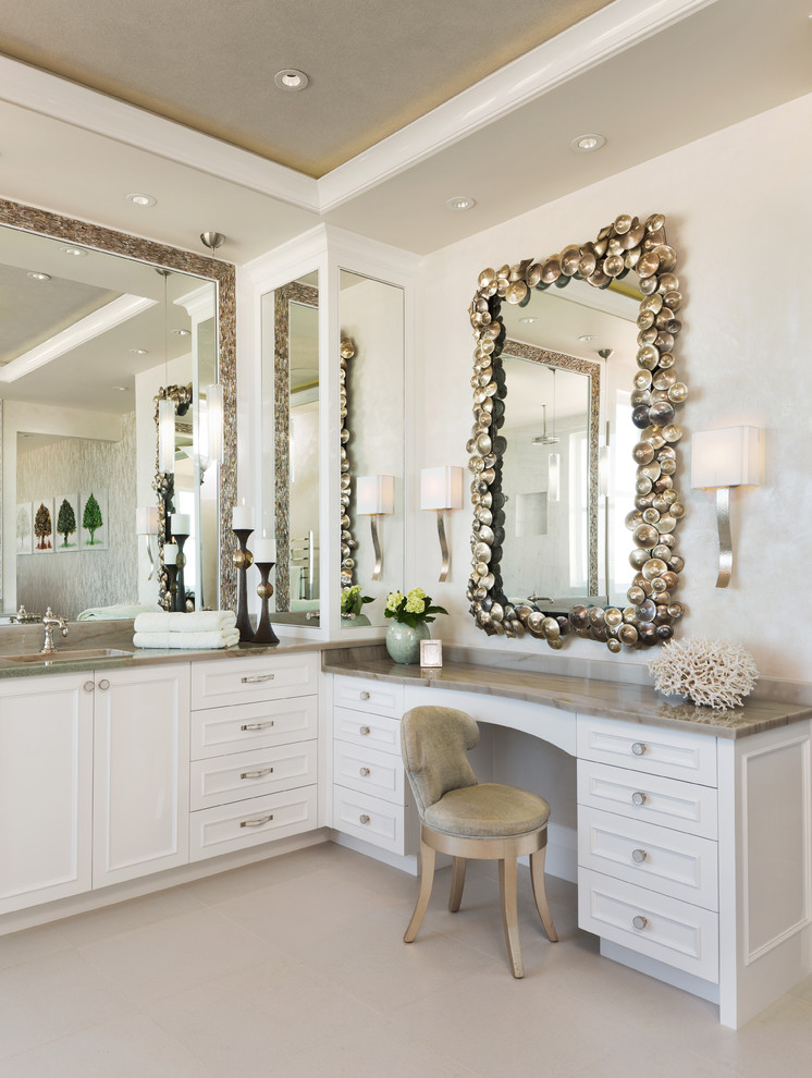 Esempio di una grande stanza da bagno padronale stile marinaro con ante bianche, ante con riquadro incassato e pareti beige