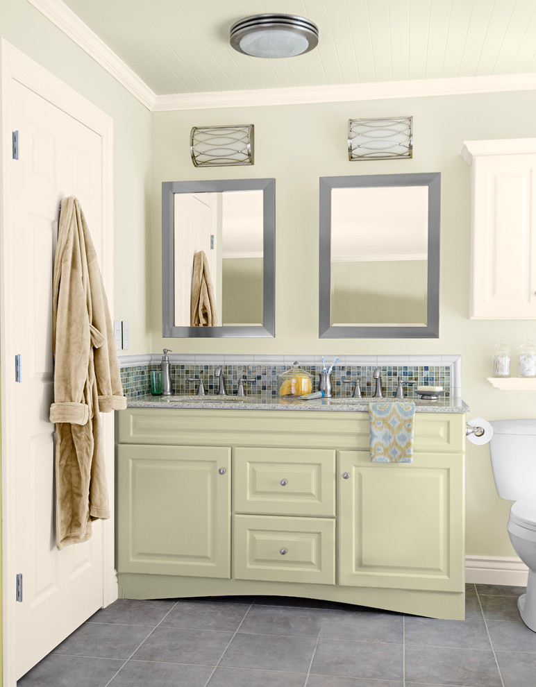 Idéer för ett mellanstort klassiskt en-suite badrum, med ett undermonterad handfat, luckor med upphöjd panel, gröna skåp, granitbänkskiva, en toalettstol med separat cisternkåpa, flerfärgad kakel, mosaik, gröna väggar och klinkergolv i keramik