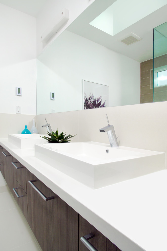 Idée de décoration pour une salle de bain principale design en bois foncé avec un placard à porte plane, un mur blanc et un plan de toilette en quartz.