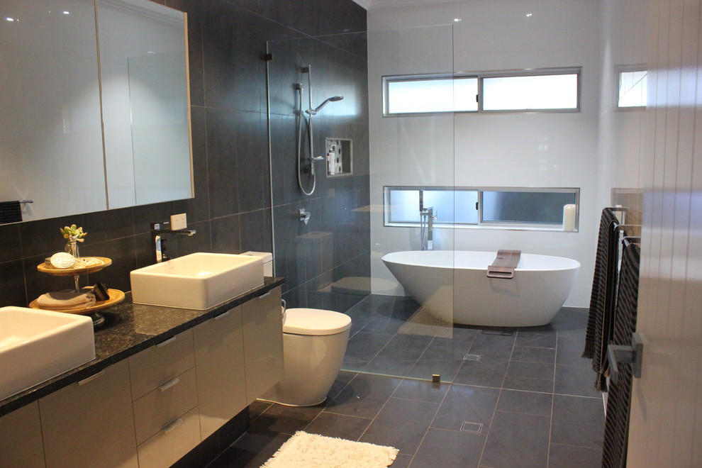Bild på ett stort funkis en-suite badrum, med ett fristående badkar, en dusch/badkar-kombination och med dusch som är öppen