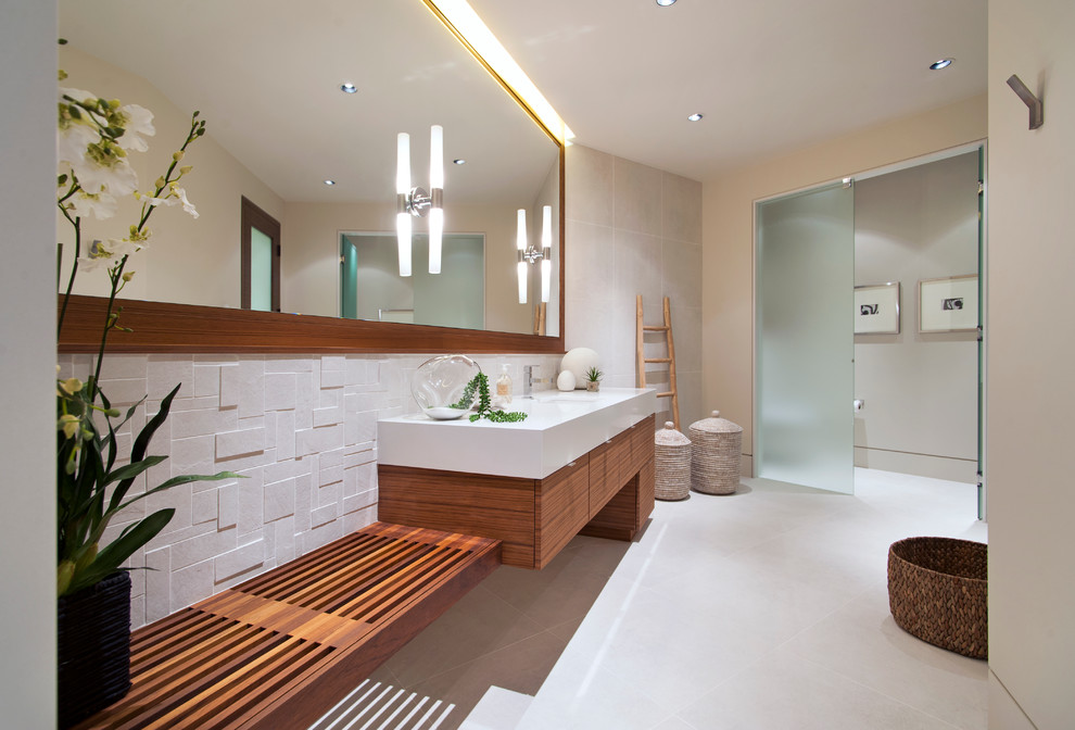 На фото: главная ванная комната в современном стиле с плоскими фасадами, фасадами цвета дерева среднего тона и врезной раковиной