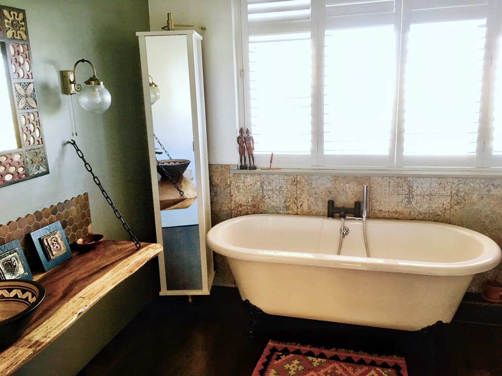 Asiatisk inredning av ett mellanstort en-suite badrum, med ett fristående badkar, gröna väggar, brunt golv och dusch med gångjärnsdörr