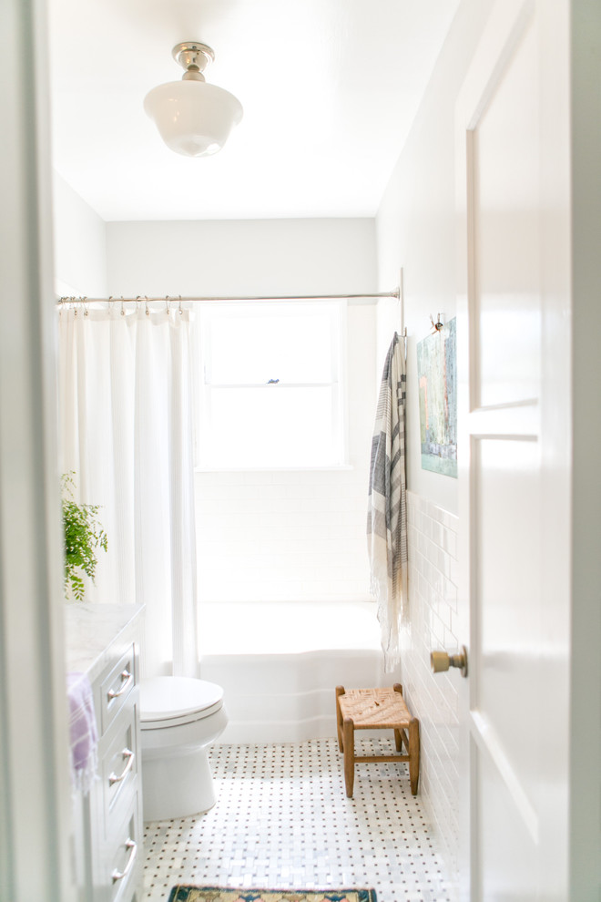 Exemple d'une salle de bain bord de mer avec un placard à porte shaker, des portes de placard grises, un carrelage blanc, un carrelage métro, un sol en marbre et un plan de toilette en marbre.