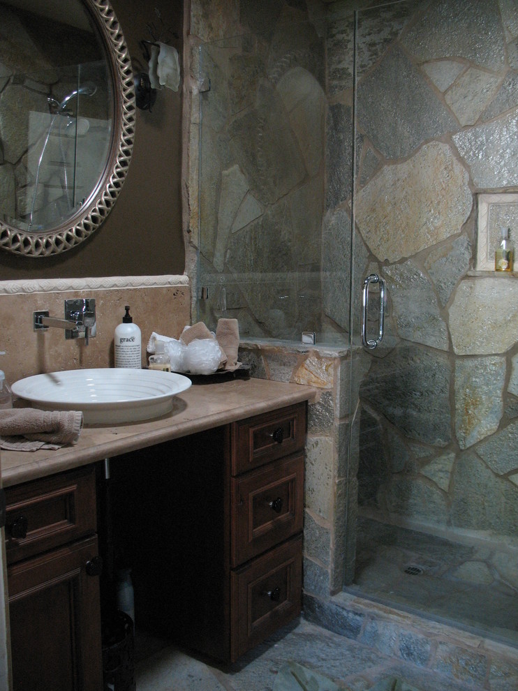 Rustik inredning av ett stort en-suite badrum, med möbel-liknande, skåp i mellenmörkt trä, en dusch i en alkov, stenkakel, ett fristående handfat och bänkskiva i kalksten