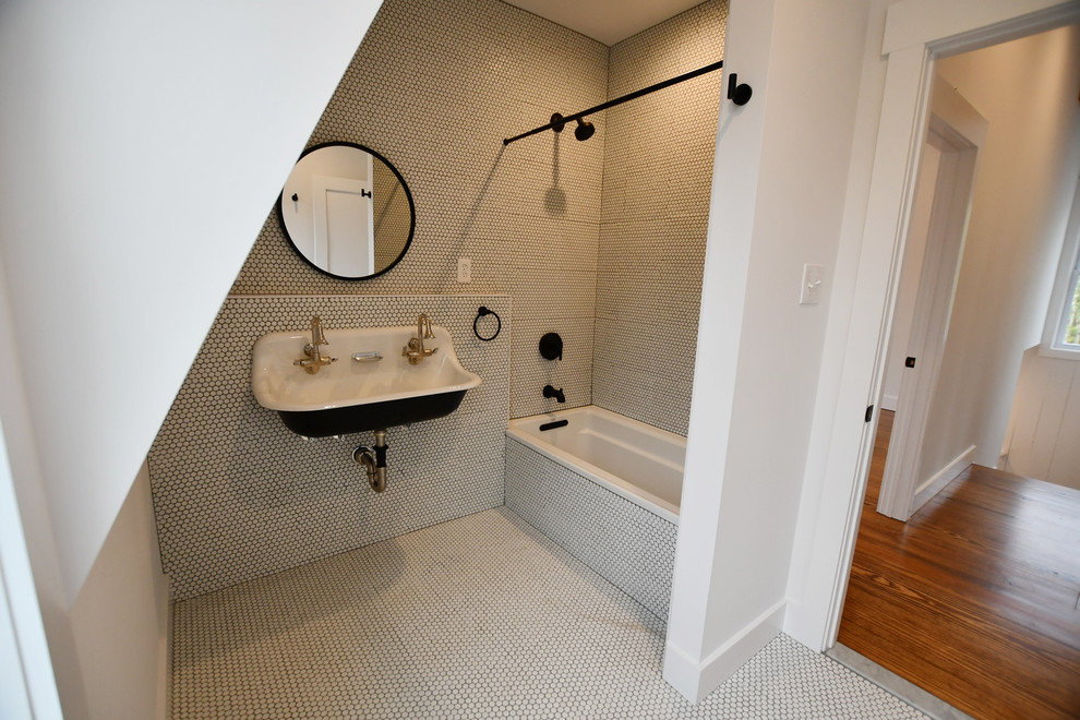 Exempel på ett mellanstort lantligt badrum, med en dusch i en alkov, en toalettstol med separat cisternkåpa, vit kakel, keramikplattor, vita väggar, mellanmörkt trägolv, ett väggmonterat handfat, brunt golv och dusch med gångjärnsdörr