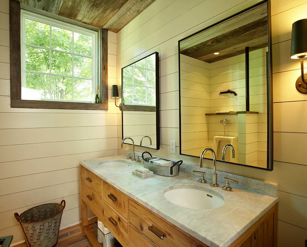 Idéer för lantliga badrum, med ett undermonterad handfat, skåp i mellenmörkt trä och släta luckor
