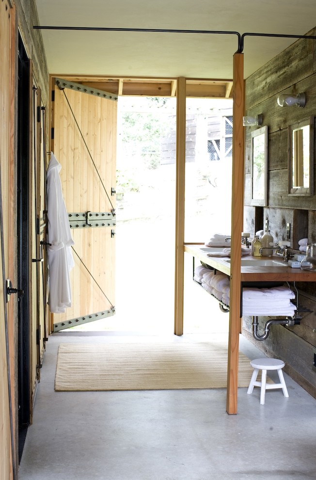 Landhaus Badezimmer mit Wandwaschbecken in Seattle