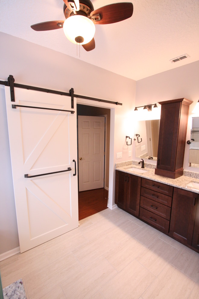Inspiration för ett stort vintage en-suite badrum, med ett platsbyggt badkar, en dusch i en alkov, grå kakel, grå väggar och dusch med gångjärnsdörr