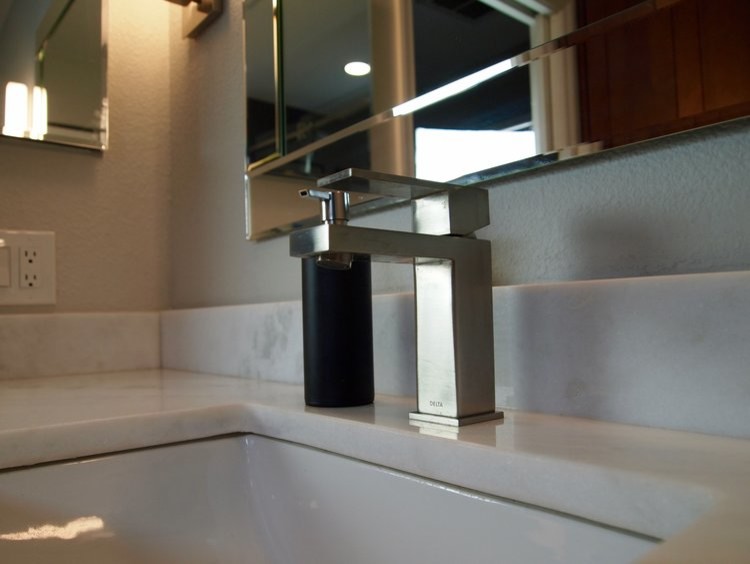 Exempel på ett mellanstort modernt en-suite badrum, med skåp i shakerstil, skåp i mellenmörkt trä, en dusch i en alkov, svart kakel, keramikplattor, grå väggar, klinkergolv i keramik, ett undermonterad handfat, granitbänkskiva, svart golv och dusch med skjutdörr