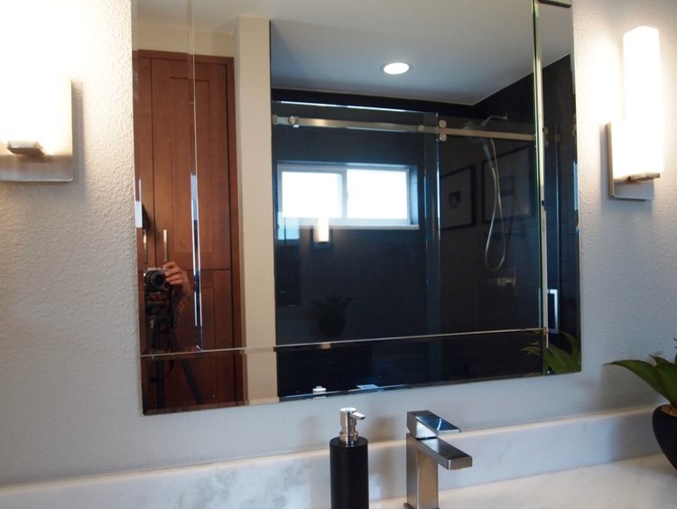 Bild på ett mellanstort funkis en-suite badrum, med skåp i shakerstil, skåp i mellenmörkt trä, en dusch i en alkov, svart kakel, keramikplattor, grå väggar, klinkergolv i keramik, ett undermonterad handfat, granitbänkskiva, svart golv och dusch med skjutdörr