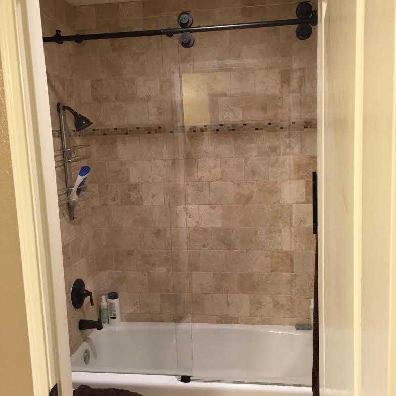 Foto på ett funkis badrum, med ett platsbyggt badkar, en öppen dusch och flerfärgade väggar