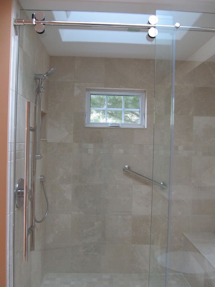 Exempel på ett litet rustikt en-suite badrum, med luckor med upphöjd panel, beige skåp, en dusch i en alkov, en toalettstol med hel cisternkåpa, beige kakel, stenkakel, beige väggar, kalkstensgolv, ett integrerad handfat, laminatbänkskiva, beiget golv och dusch med skjutdörr