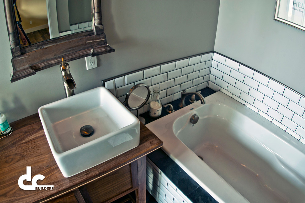 Пример оригинального дизайна: большая главная ванная комната в современном стиле с белой плиткой и плиткой кабанчик