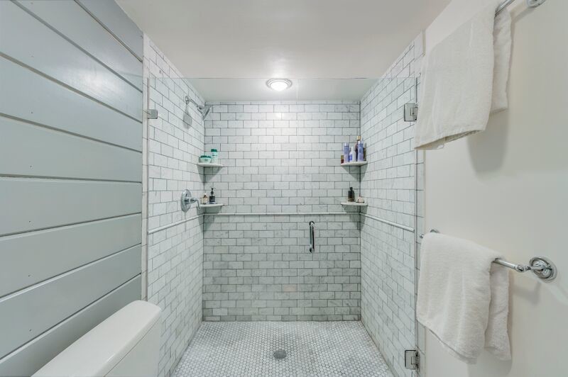Источник вдохновения для домашнего уюта: большая главная ванная комната в стиле кантри с душем в нише, раздельным унитазом, белыми стенами, полом из керамической плитки, серой плиткой, мраморной плиткой, душем с распашными дверями и серым полом
