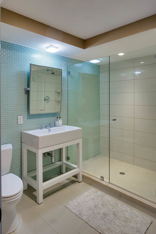 Mittelgroßes Modernes Duschbad mit offenen Schränken, weißen Schränken, Duschnische, Wandtoilette mit Spülkasten, blauen Fliesen, Glasfliesen, blauer Wandfarbe, Vinylboden und Aufsatzwaschbecken in Boston