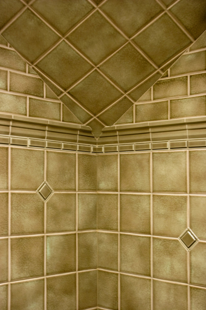 Cette image montre une douche en alcôve principale rustique de taille moyenne avec un placard à porte affleurante, des portes de placard blanches, une baignoire posée, WC séparés, un carrelage vert, des carreaux de céramique, un mur beige, un sol en carrelage de céramique, un lavabo encastré et un plan de toilette en marbre.
