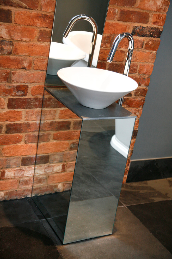 Cette photo montre une salle de bain principale tendance de taille moyenne avec une baignoire indépendante, une douche ouverte, WC séparés, un carrelage gris, un carrelage de pierre, un mur gris et un sol en ardoise.