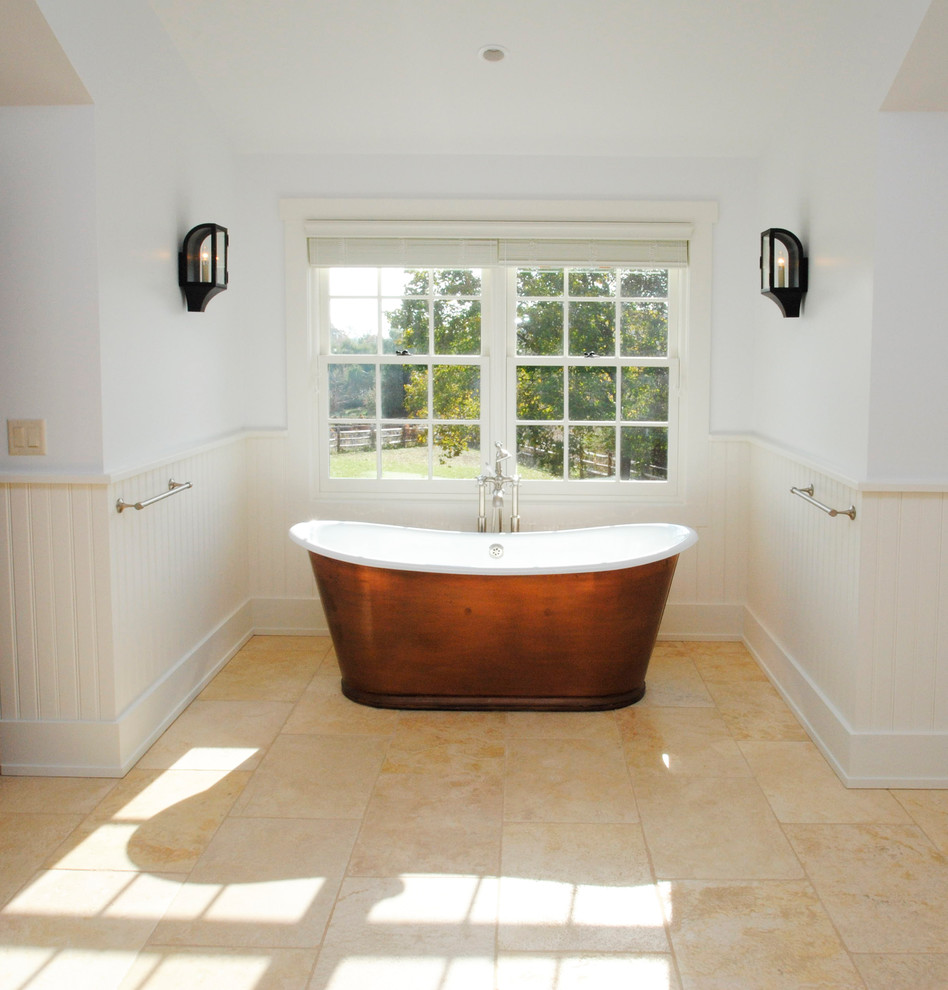 Exemple d'une salle de bain nature avec une baignoire indépendante, un carrelage beige, des carreaux de céramique, un mur blanc et un sol en travertin.