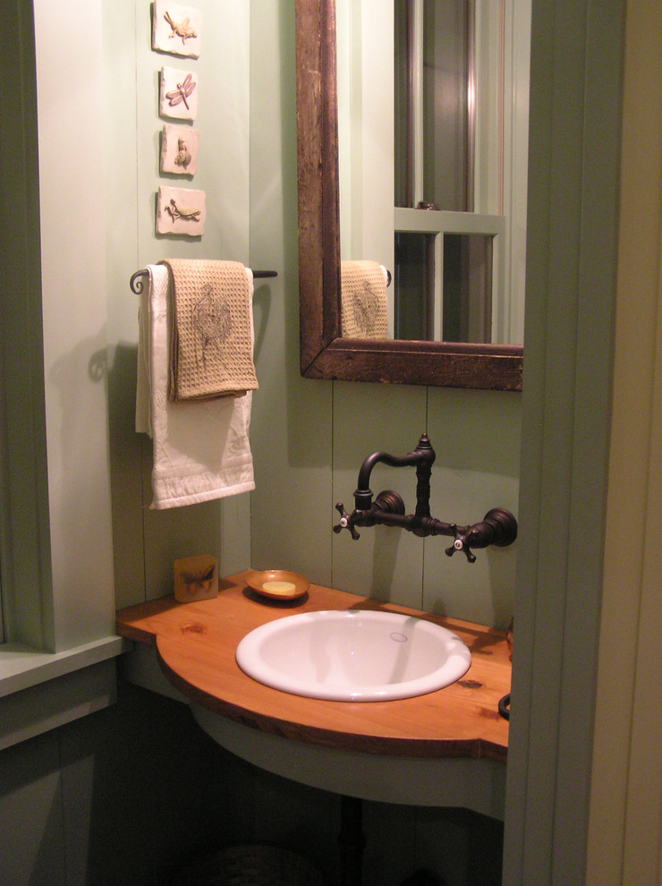 На фото: ванная комната в стиле рустика с